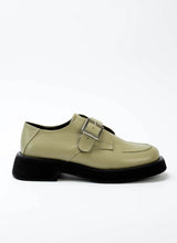 Lade das Bild in den Galerie-Viewer, Lindgrüner Lederschuh mit Monk-Schnalle mit schwarzer Laufsohle und dezentem Plateau.