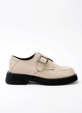 Lade das Bild in den Galerie-Viewer, Unisex Ledermonk aus genarbtem Leder in cremeweiß mit kräftiger Laufsohle in schwarz