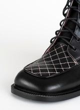 Lade das Bild in den Galerie-Viewer, Schuhspitze eines Bikerboots mit Schnürung in Karreeform sowie mit pinkfarbenen Kontrastnähten im Quilted-Look