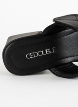 Lade das Bild in den Galerie-Viewer, Detailfoto einer eleganten jedoch alltagstauglichen Sandalette aus Glattleder in schwarz mit weich gepolsterter Decksohle, die mit einem silberfarbenen CEDOUBLÉ Logo bedruckt ist