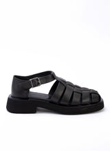 Lade das Bild in den Galerie-Viewer, Unisex Fisherman-Sandale aus schwarzem, butterweichem Echtleder mit geschlossener Schuhspitze- und Kappe.