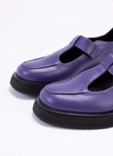 Lade das Bild in den Galerie-Viewer, Detailaufnahme eines lilafarbenen Lederschuhs. Zu sehen ist die Schuhspitze mit der schwarzen Wulstnaht. Außerdem sind die Aussparungen auf dem Fußrücken zu erkennen, die das Modell zu einem typischen Mary Jane Shoe machen.