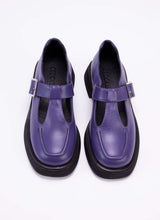 Lade das Bild in den Galerie-Viewer, Draufsicht eines Schuhs aus lila Echtleder mit schwarzer Plateaushohle. Gut zu erkennen ist das Schaftdesign, das mit dem T-Steg dem eines typischen Mary Jane Shoes entspricht und an den Schoolgirl-Look erinnert.