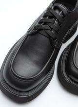 Lade das Bild in den Galerie-Viewer,  Schwarzer, klassischer Halbschuh aus Leder mit Schnürung. Das Modell ist insgesamt zeitlos und schlicht gehalten, hat aber durch die ebenfalls schwarze Lederpaspel ein ausgereiftes Design. Der Schuh ist für Frauen und Männer gleichermaßen gut tragbar.