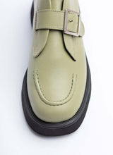 Lade das Bild in den Galerie-Viewer, Front eines Halbschuhmodells aus dem Hause Cedoublé. Es handelt sich hier um einen unisex Schuh aus bestem Echtleder in der außergewöhnlichen Farbe Matcha Grün. Besonderes Designdetail sind die dezente Plateausohle sowie die charmante Wulstnaht auf der Schuhspitze.