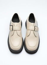 Lade das Bild in den Galerie-Viewer, Unisex Monk aus genarbtem Leder in off-white mit schwarzer Laufsohle chunky