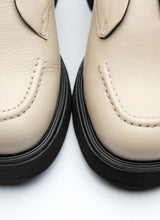 Lade das Bild in den Galerie-Viewer, Schuhspitze eines cremefarbenen Halbschuhs aus Leder mit dezent genarbter Oberfläche. Gut zu erkennen ist die Wulstnaht mit farblich passendem Stitching. Die Laufsohle ist schwarz und verfügt über ein leichtes Plateau.