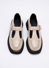 Lade das Bild in den Galerie-Viewer, Produktfoto von einem Paar Lederschuhe im Mary Jane Stil in hellem Cremeton mit subtilem Schimmer. Die Sohle, das Futter und die Ziernähte auf der Schuhfront sind schwarz.