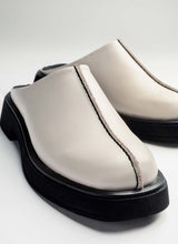 Lade das Bild in den Galerie-Viewer, Schlicht schöner Unisexclog in cremeweiß mit Mittelnaht