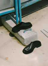 Lade das Bild in den Galerie-Viewer, Moderner unisex Lederclog in schwarz mit edler Mittelnaht und einer groben Kontrastsohle