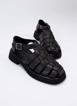 Load image into Gallery viewer, Wunderschöne, schwarze Echtleder-Sandalen mit weichen Riemchen. Das Design entspricht dem der beliebten Fisherman Sandal mit softer Hinterkappe und hochgezogener Front im Flechtlook. Hergestellt werden diese Schuhe von der deutschen Marke Cedoublé, die ausschließlich in Europa produzieren lässt.