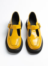 Lade das Bild in den Galerie-Viewer, Moderner Mary Jane Lederschuh in senfgelb aus Knautschlack mit farblich abgesetzten Nähten in schwarz