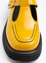 Lade das Bild in den Galerie-Viewer, Moderner Mary Jane Lederschuh in sattem gelb aus weichem Knautschlack mit farblich abgesetzten Nähten in schwarz