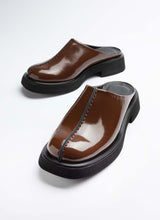 Lade das Bild in den Galerie-Viewer, Edler Unisex-Clog in dunkelbraun aus hochwertigem Knautschlackleder