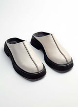 Lade das Bild in den Galerie-Viewer, Chunky Unisex-Clog in cremeweiß mit abgesetzter Mittelnaht in schwarz