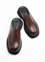 Lade das Bild in den Galerie-Viewer, Sammy Seam Clog
