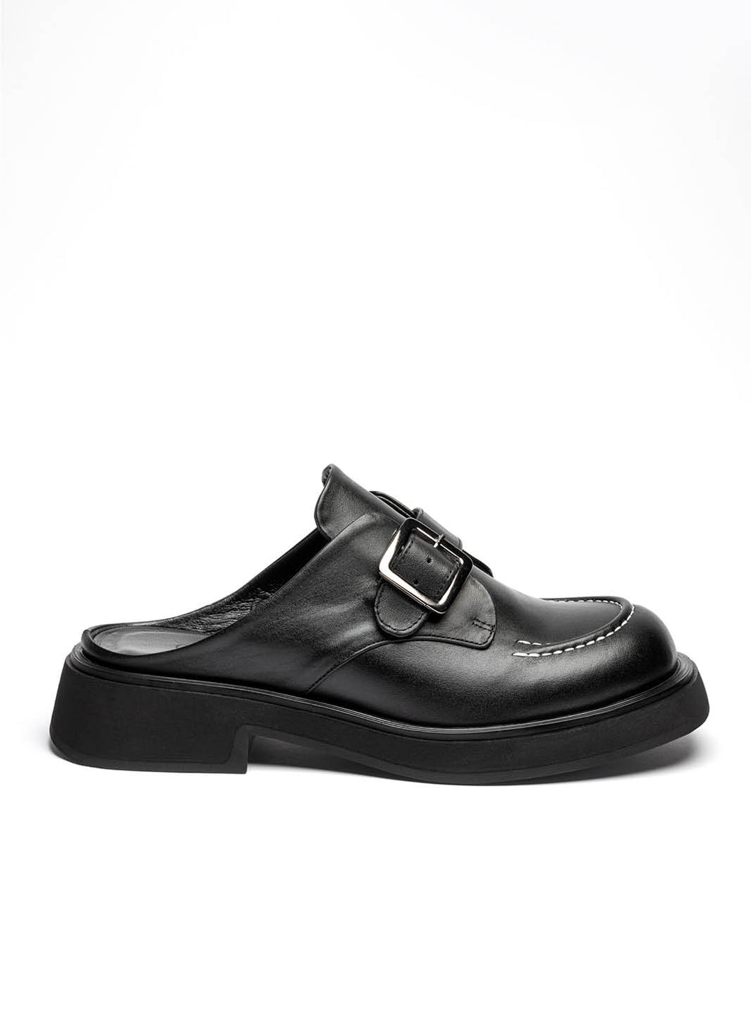 Modischer Unisex Clog aus schwarzem Leder. Die deutlichen Merkmale des Schuhs sind die leichte Plateausohle aus EVA-Material, die weiße Naht auf der Schuhfront sowie die silberfarbene Monk-Schnalle.