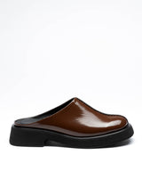 Lade das Bild in den Galerie-Viewer, Edler Clog in schokobraun aus weichem Knautschlackleder
