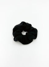 Load image into Gallery viewer, Haargummi aus reinem Cashmere-Strick in schwarz. Es handelt sich um ein luxuriöses Accessoire für die Haare.
