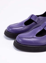 Lade das Bild in den Galerie-Viewer, Detailaufnahme eines lilafarbenen Lederschuhs. Zu sehen ist die Schuhspitze mit der schwarzen Wulstnaht. Außerdem sind die Aussparungen auf dem Fußrücken zu erkennen, die das Modell zu einem typischen Mary Jane Shoe machen.
