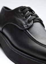 Lade das Bild in den Galerie-Viewer, Schuhfront eines schwarzen Lederhalbschuhs des Labels Cedoublé. Zu erkennen sind der feine Glanz des zertifizierten Leders, die Wulstnaht auf der Front sowie ein Teil der Laufsohle und die schwarzen Schnürsenkel.
