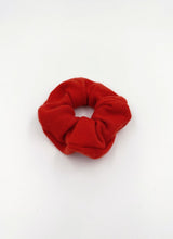 Load image into Gallery viewer, Butterweiches Haargummi aus rotem Strick. Das Garn besteht aus luxuriösem, reinem Cashmere.
