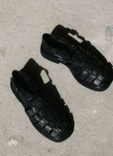 Lade das Bild in den Galerie-Viewer, Unisex black leather fisherman sandals illuminated by the sun
