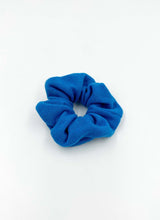 Load image into Gallery viewer, Blaues Scrunchie aus allerbestem, weichem Kaschmir mit feiner, flauschiger Oberfläche.
