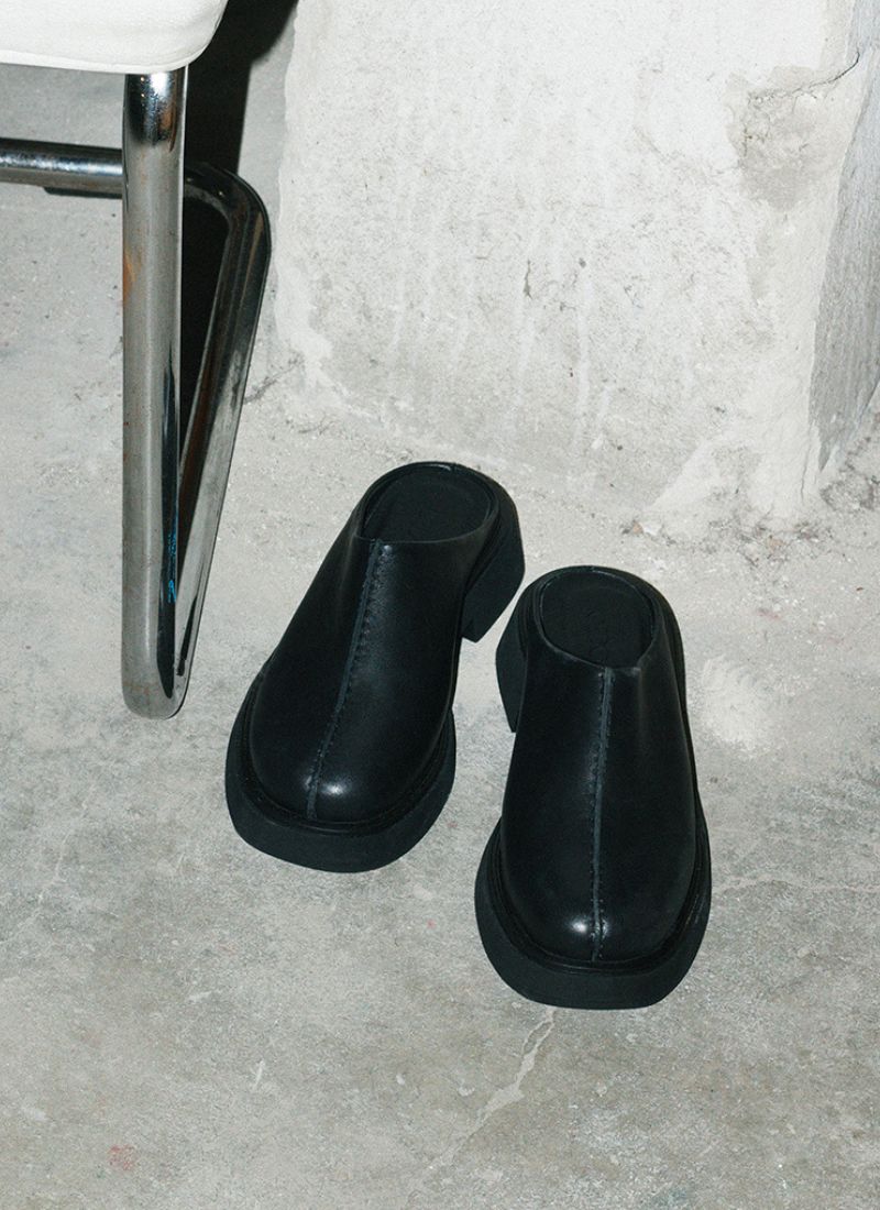 Sammy Seam Clog