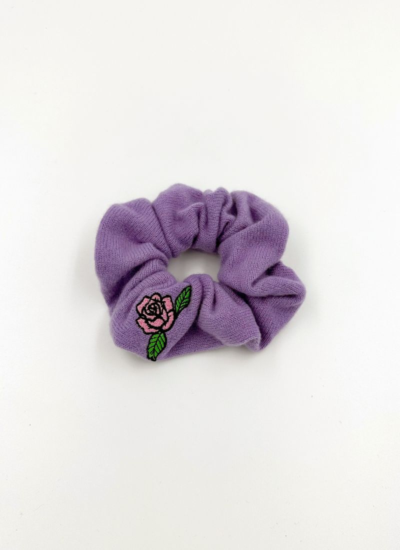 Fliederfarbenes Scrunchie aus reinem Kaschmir. Dieses Scrunchie ist ein Unikat, es ist mit einer rosafarbenen Rose bestickt. 