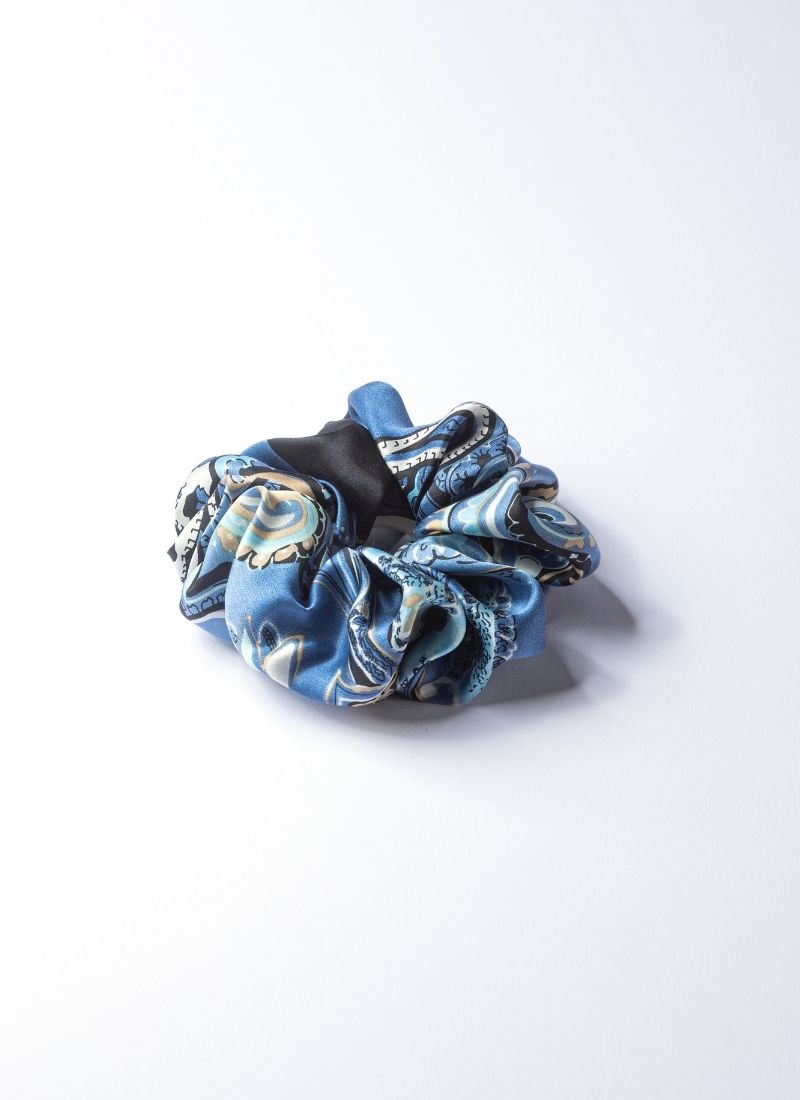 Edles Seiden-Scrunchie aus reiner Seide in verschiedenen Blau-Nuancen. Die Seide ist upcycled und wurde in Deutschland lokal zu einem Haargummi weiterverarbeitet. Es entsteht hierbei möglichst wenig Abfall, um ein nachhaltiges Produkt zu erhalten.